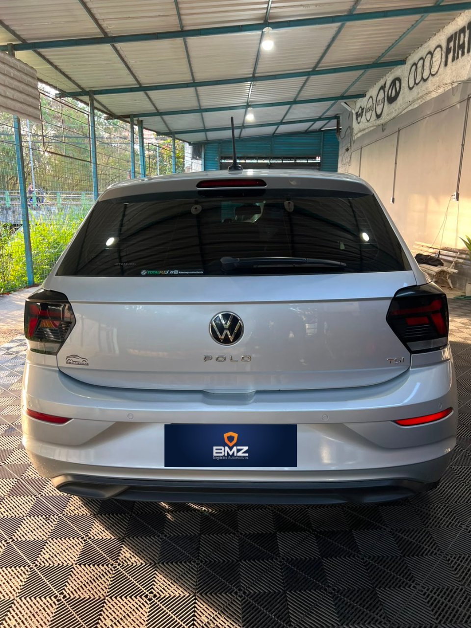 VOLKSWAGEM POLO