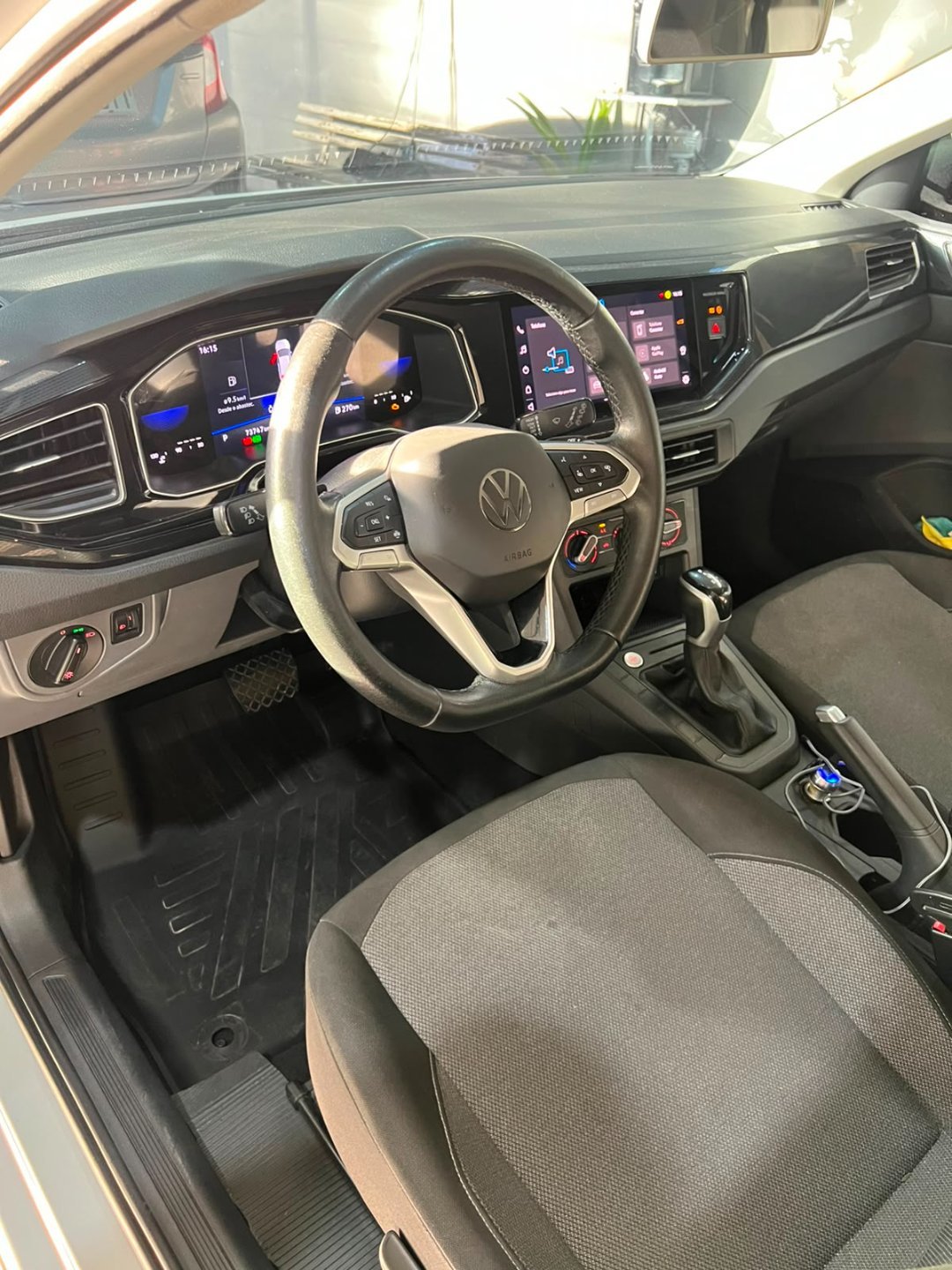 VOLKSWAGEM POLO